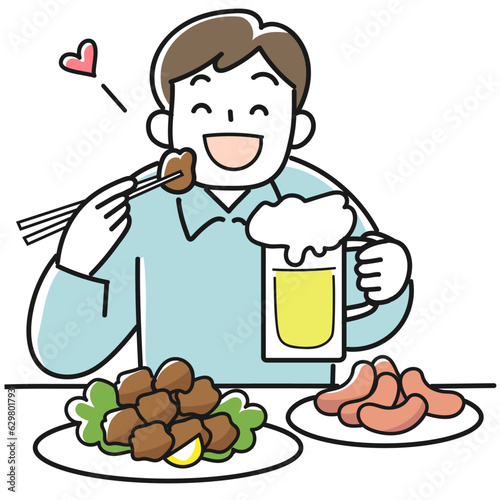 笑顔でから揚げを食べビールを飲む若い男性