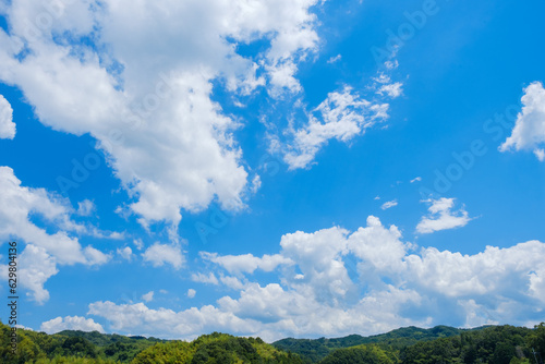 青空と夏の雲と木々 ８月の空