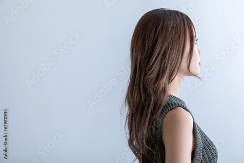 ロングヘアの女性の横顔　long hair woman profile