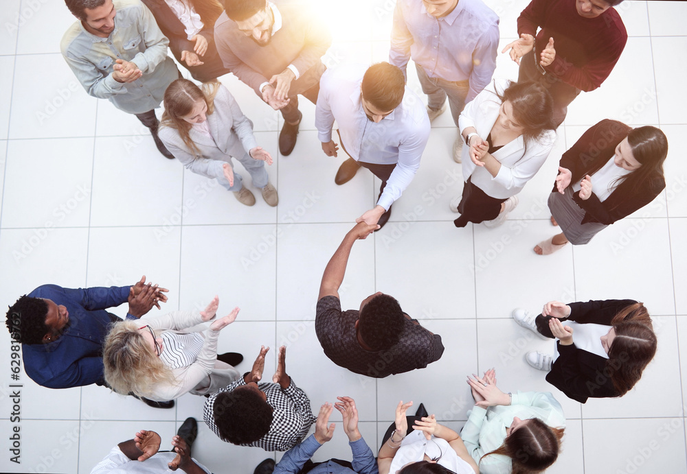 Obraz premium Young people in the conference room communicate top view
