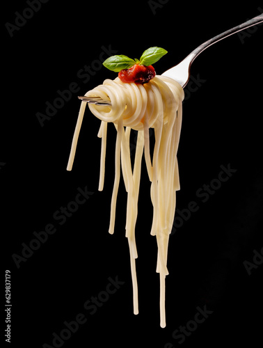 Spagetti nawinięte na widelec z sosem i bazylią