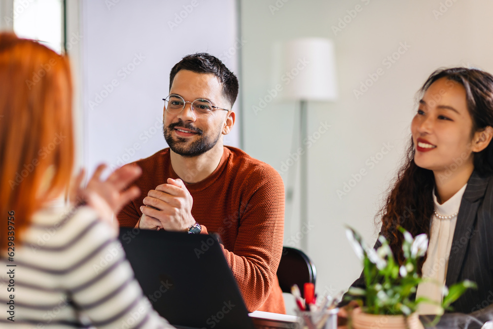 Obraz premium Coworkers talking about serious topics in their office on the job