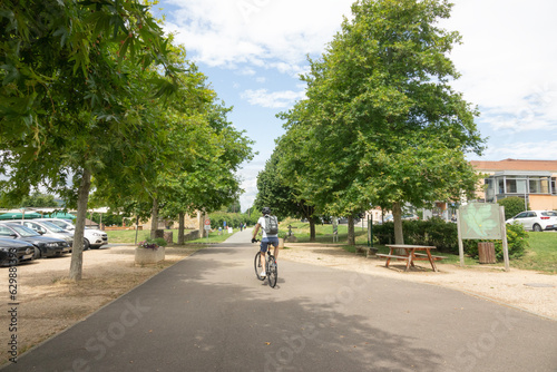 Cycliste en faisant du vélo dans la voie verte de Charnay-les-Mâcon, commune française, située dans le département de Saône-et-Loire et la région Bourgogne © anecaroline