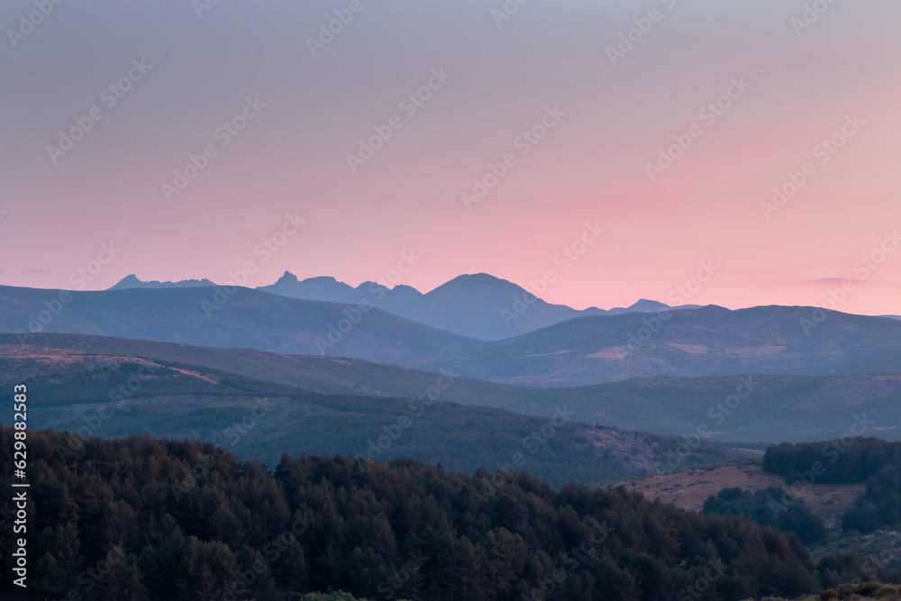 Vista del atardecer del lado norte de la Sierra de Gredos desde Hoyos del Espino, Ávila, España. Silueta de los picos de la formación del circo de Gredos, destaca por su altura el pico Almanzor.