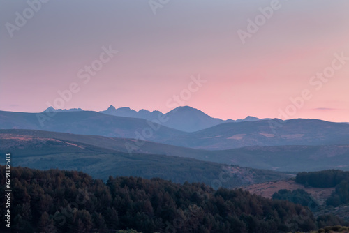 Vista del atardecer del lado norte de la Sierra de Gredos desde Hoyos del Espino    vila  Espa  a. Silueta de los picos de la formaci  n del circo de Gredos  destaca por su altura el pico Almanzor.