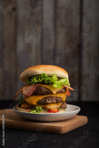 hamburger triple cheeseburger steak haché formage salade tomate ketchup photo