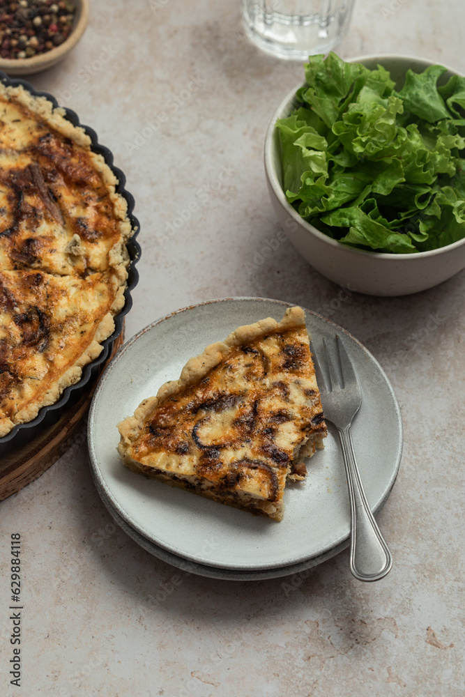 tarte salée quiche fait maison aux oignons, lardons, herbes de Provence et fromage tarte salée quiche fait maison aux oignons, lardons, herbes de Provence et fromage