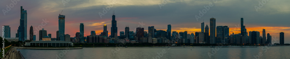 Obraz premium Chicago, Illinois skyline viewed from across Lake Michigan at sunset