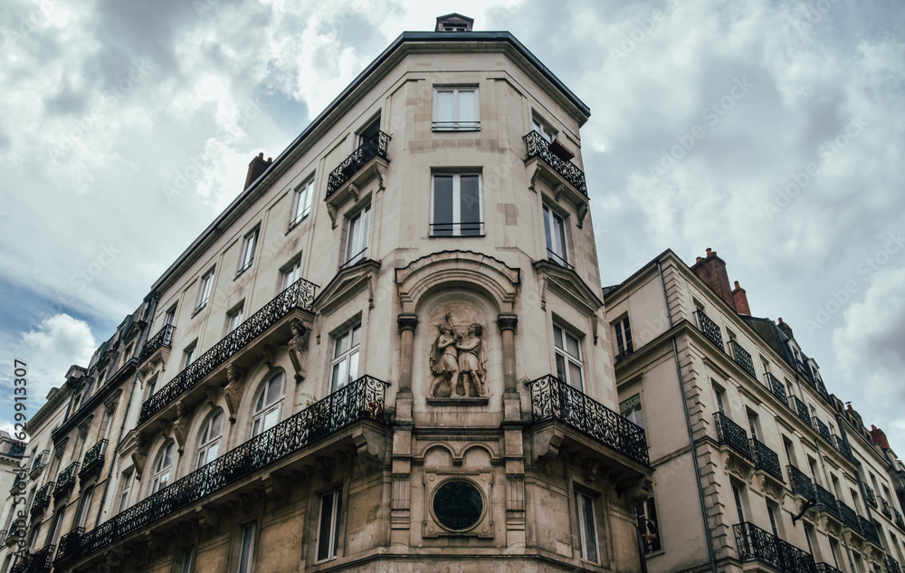 Foto de un edificio tradicional en la ciudad de Nantes, Francia.
