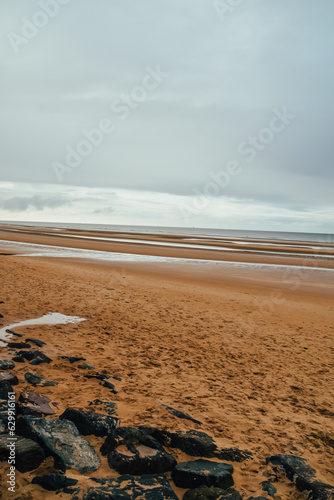 фотографія Fotografía de la playa del Desembarco de Normandía (Día D), Francia, con el cielo nublado