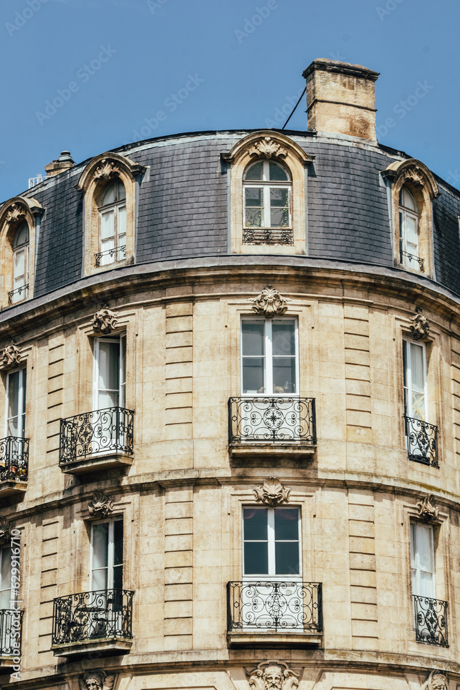 Fotografía vertical de un edificio tradicional francés en la ciudad de Burdeos. Fotografía vertical de un edificio tradicional francés en la ciudad de Burdeos.