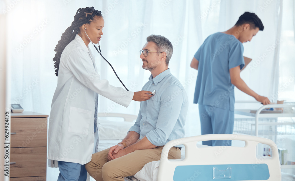 Obraz premium Doctor, stethoscope or man with test, exam or patient healthcare assessment, medical checkup or cardiologist support. Surgeon, cardiology and clinic help, wellness and check heart, lungs or breathing