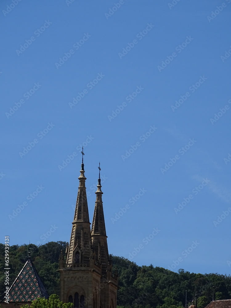 imagen catedral católica en suiza con cielo azul de fondo