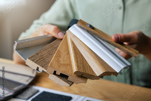 Foto flooring shop salesperson showing skirting samples