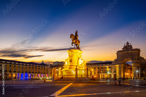 Cuadro en lienzo night view of Commerce Square in lisbon, portugal