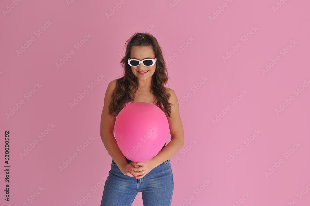 bela mulher retrô com óculos fashion e balão rosa bela mulher retrô com óculos fashion e balão rosa