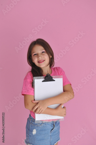 estudante garota segurando prancheta nas mãos  photo