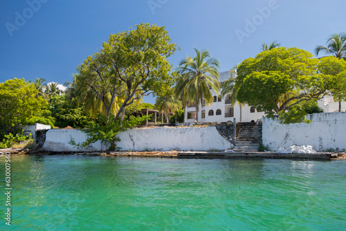 Fotografie An old abandoned crumbling villa that belonged to Pablo Escobar at Isla Grande (Rosario Island) - small island a few kilometers away from Cartagena shore