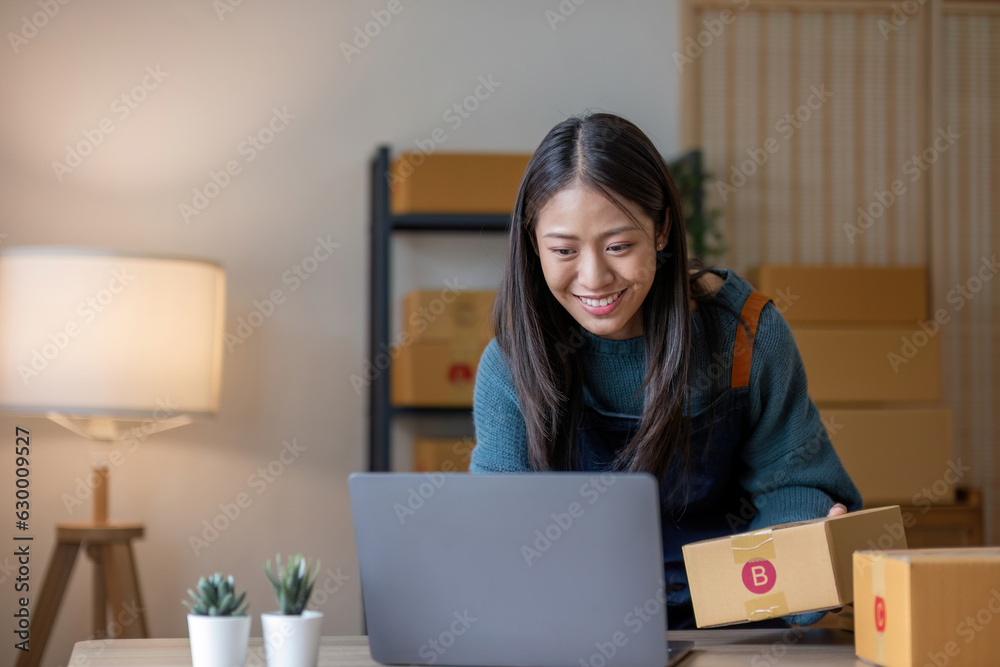 start a small business SME business owners, male entrepreneurs Write the receipt box address. and check orders online To prepare to pack boxes for sale to customers, online sme business ideas start a small business SME business owners, male entrepreneurs Write the receipt box address. and check orders online To prepare to pack boxes for sale to customers, online sme business ideas