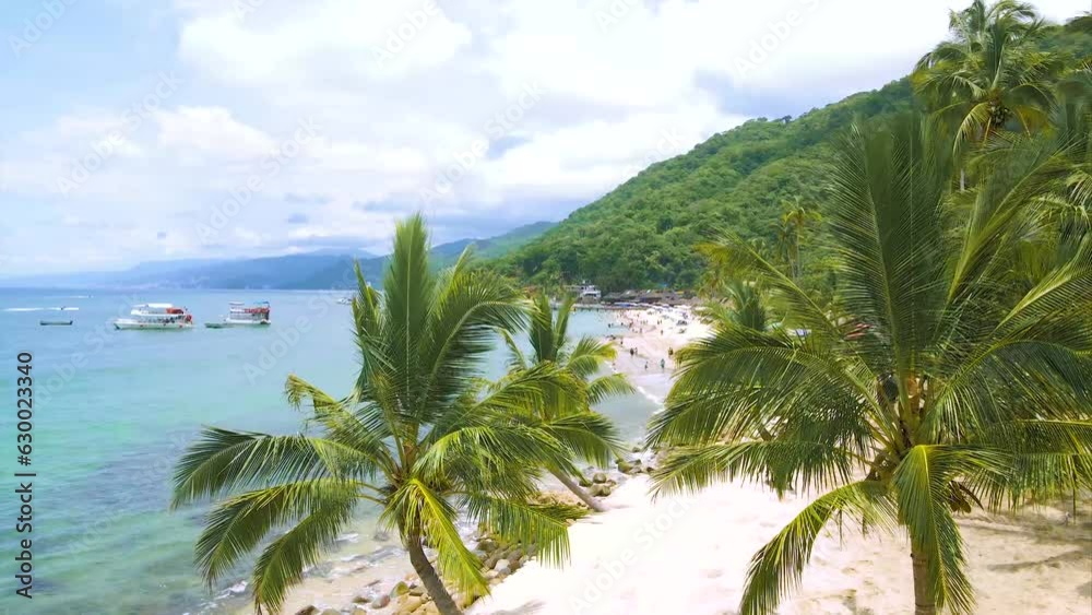 Video de La hermosa playa de Las Animas al sur de Puerto Vallarta donde el mar se une con la inmensidad de las montañas en el caribe mexicano con los rayos del calor de verano en vacaciones