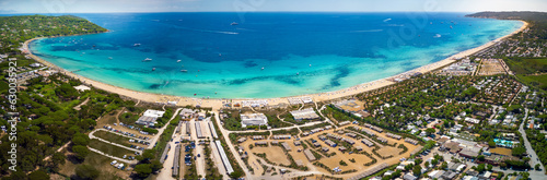 Photo aérienne de la plage de Pampelonne à Ramatuelle dans le Golfe de Saint-Tropez dans le Var.