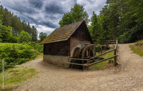 historische alte Wassermühle am Rande eines kleinen Baches © Stefan