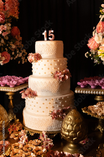 Bolo de festa de 15 anos, glamurosos, debutante em alto estilo