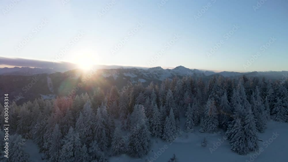 Plan aérien de lever de soleil sur un paysage enneigé 