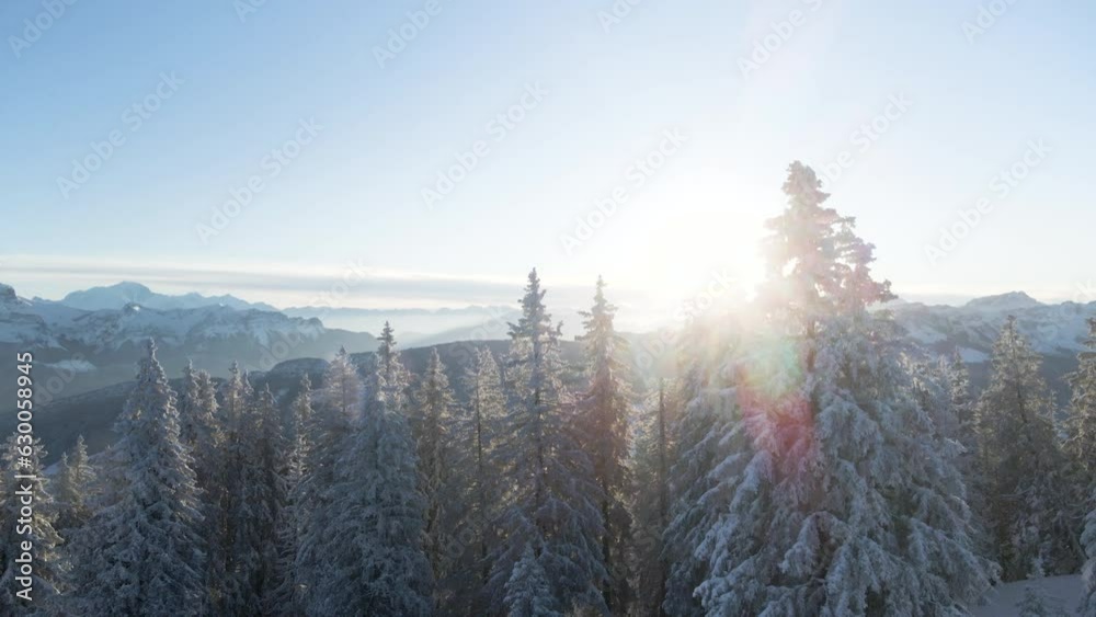 Plan drone montagne enneigée au lever du soleil