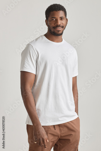 Cuadro en lienzo Minimal portrait of handsome black man posing in studio against white background