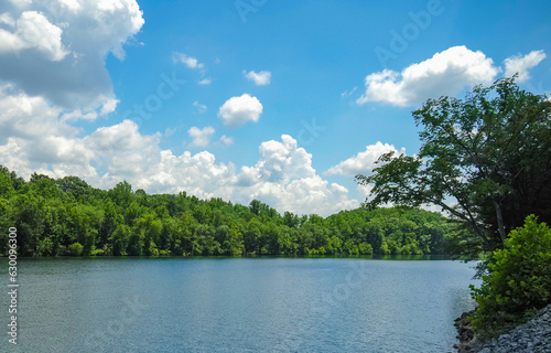 Foto Catawba river view from Tuckaseege park riverwalk in Mount Holly, NC on a sumer day