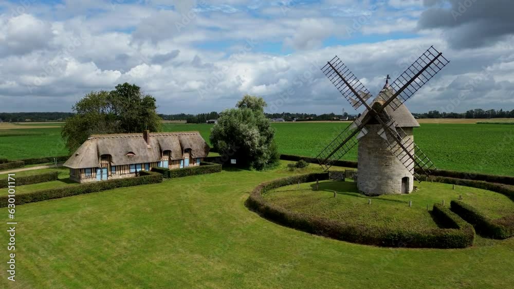 Maison typique normande et son moulin à vent en pierre.