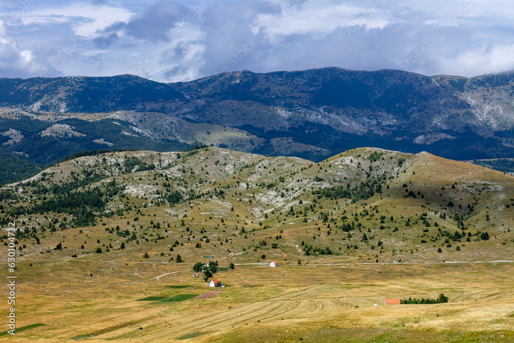 Obraz premium Sunshine and clouds in mountains