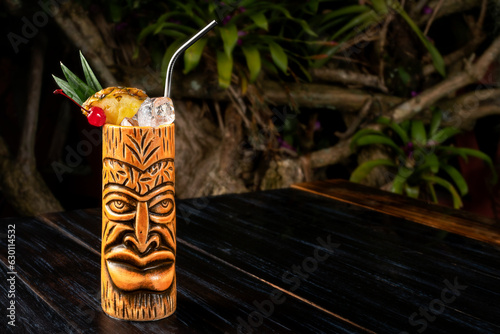 Foto Piña colada in a tiki mug