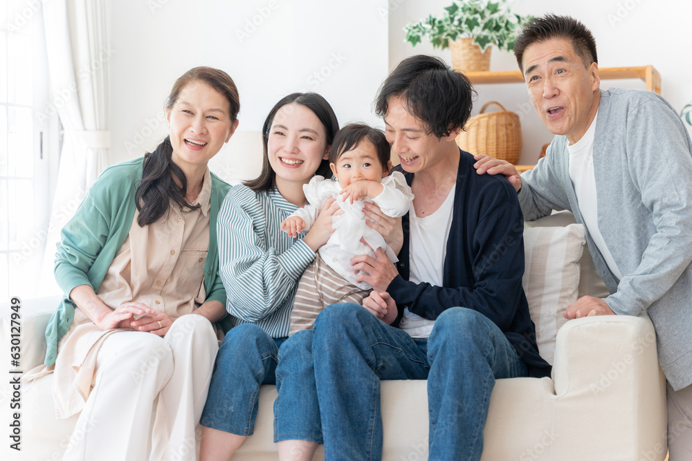 笑顔の三世代家族 笑顔の三世代家族