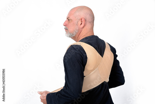 homem usando cinta de proteção da coluna cervical hérnia de disco medicina fisioterapia lombalgia sênior saude photo