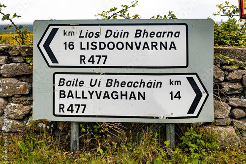 Obraz na płótnie Traditional Irish road sign to Lisdoonvarna and Ballyvaghan towns written in English and Gaelic w salonie