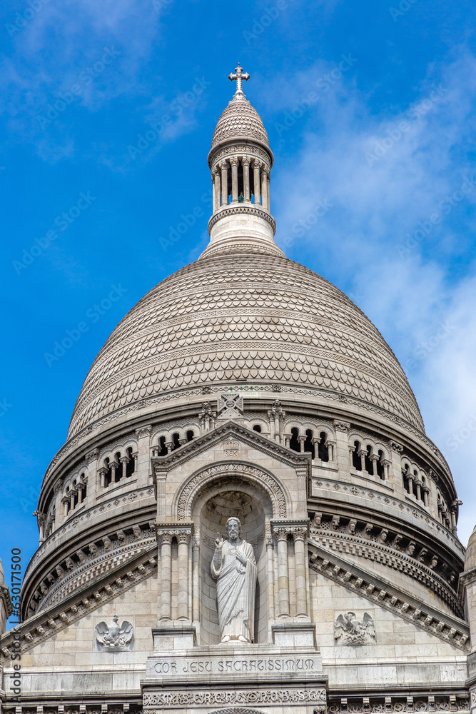 Obraz premium Basilica of the Sacred Heart at Montmartre hill in Paris, France