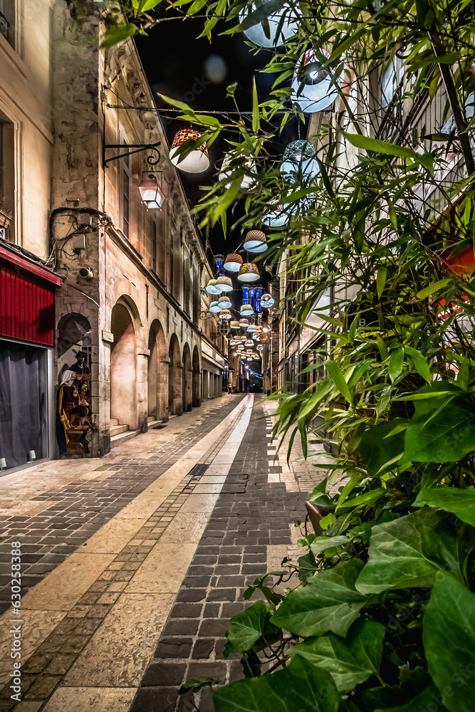 Fototapeta premium Petite ruelle pavé dans le centre de Laon - France