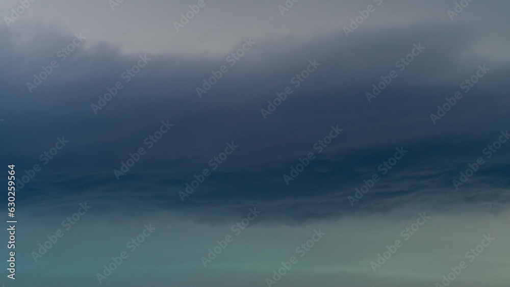 Obraz premium Ciel verdâtre au passage du mésocyclone d'une supercellule orageuse