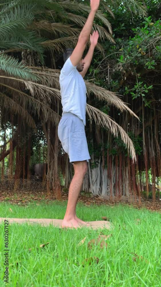 Joven indio practicando técnicas de respiración. Sesión sobre colchoneta de yoga en el parque. Relax al aire libre para una mejor salud. Ejercicios de enfoque por la mañana en verano en Tenerife