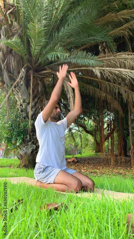 Hombre indio practicando técnicas de respiración. Sesión de meditación sobre colchoneta de yoga en el parque. Relax al aire libre para una mejor salud. Ejercicios de concentración por la mañana en ver