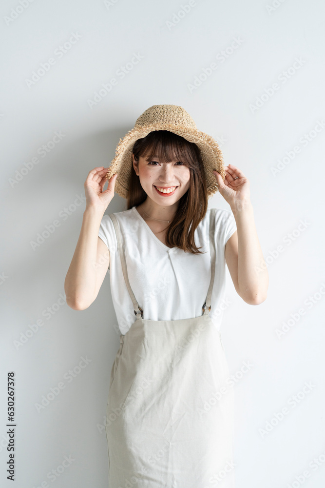 麦わら帽子を被った女性 麦わら帽子を被った女性