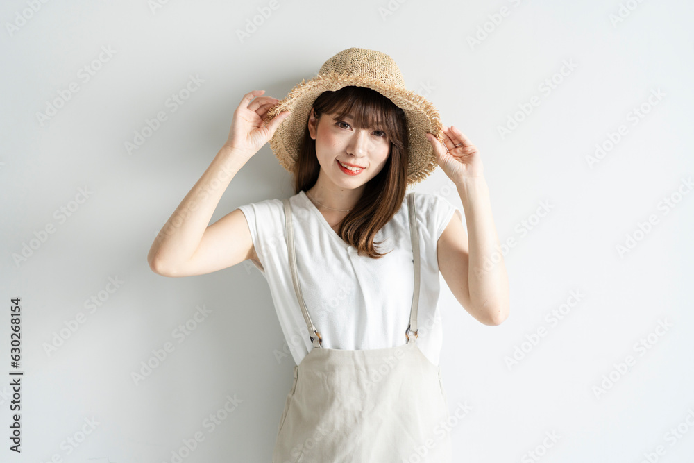 麦わら帽子を被った女性