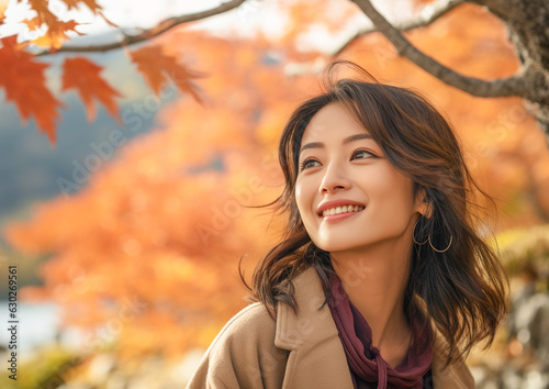 紅葉と笑顔の日本人女性