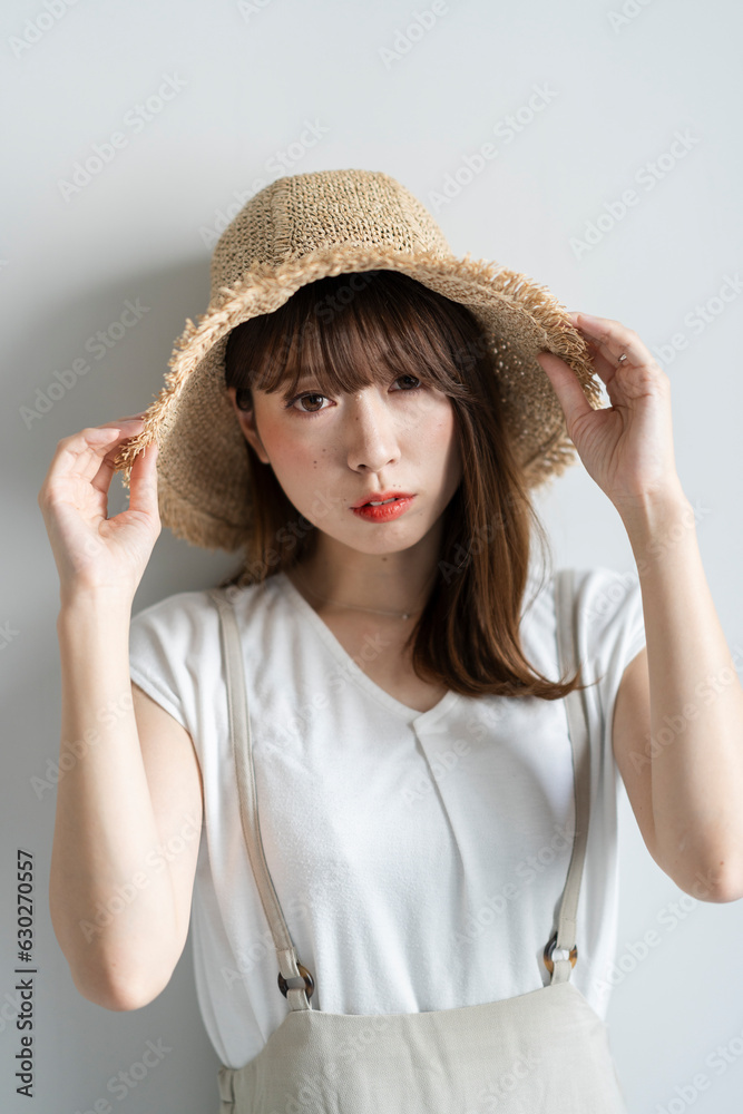 麦わら帽子を被った女性