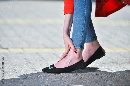 woman knee pain on street