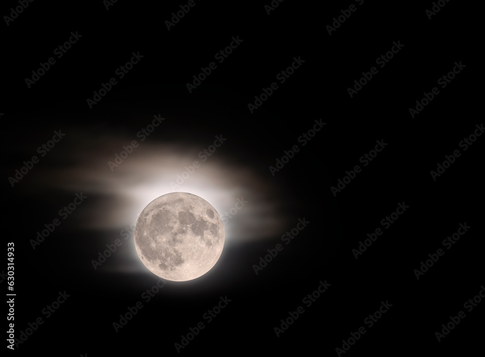 Fototapeta premium Luna nel cielo sfumato