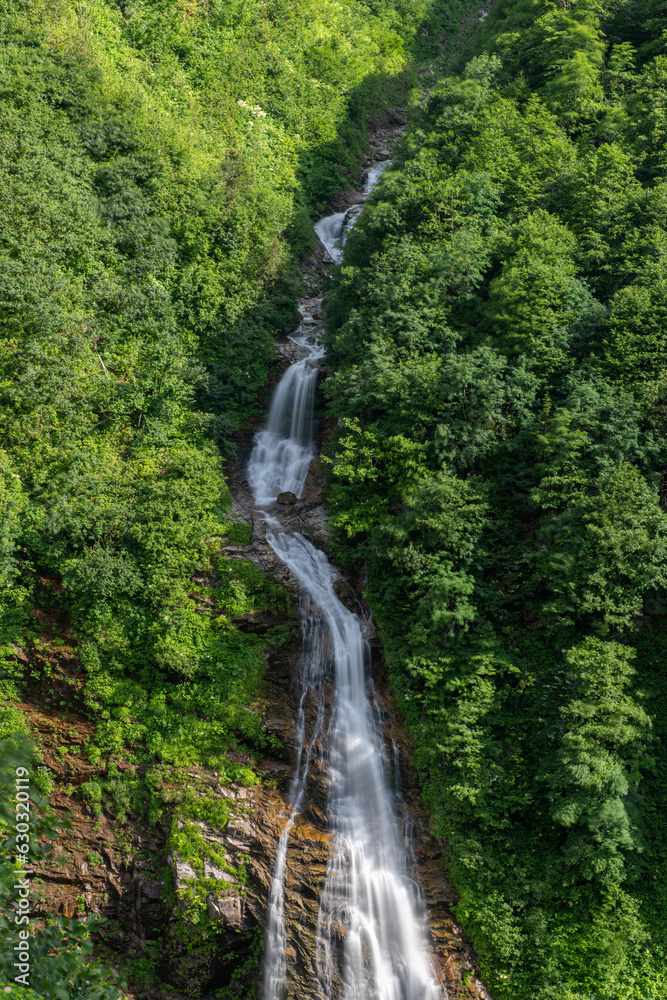 Obraz premium Tikço (bridal veil) Waterfall. Long exposure waterfall photos. Waterfalls in Türkiye. Ayder, Rize Türkiye.
