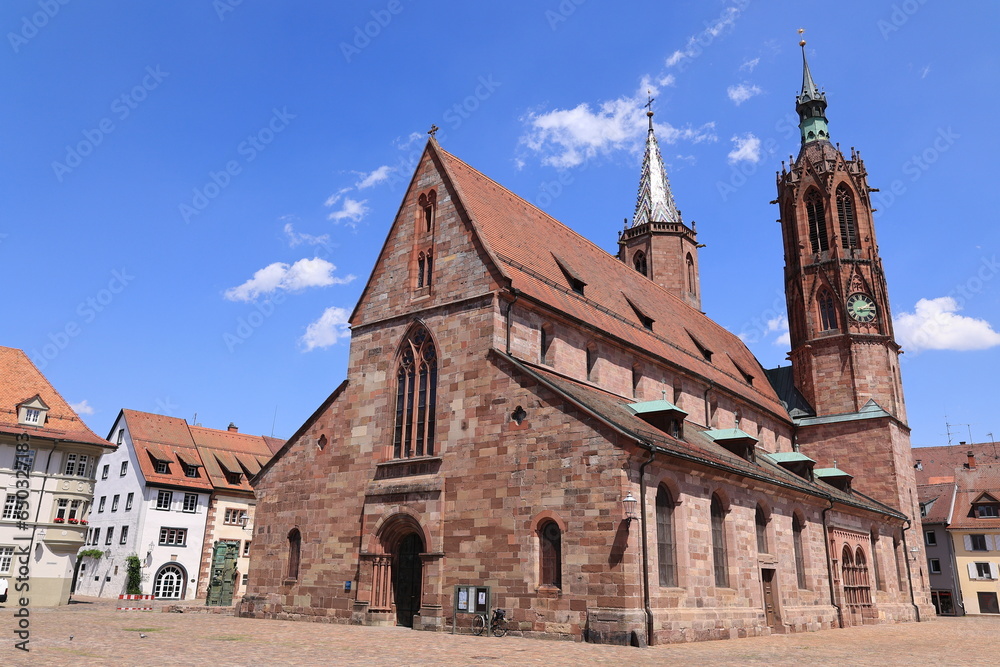 Fototapeta premium Historische Kirche in der Altstadt von Villingen, einem Stadtteil von Villingen-Schwenningen in Baden-Württemberg